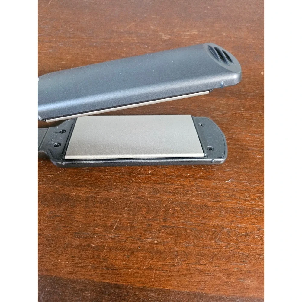Conair InfinitiPro Flat Iron Women Gray Ceramic Hair Straightener CS221N